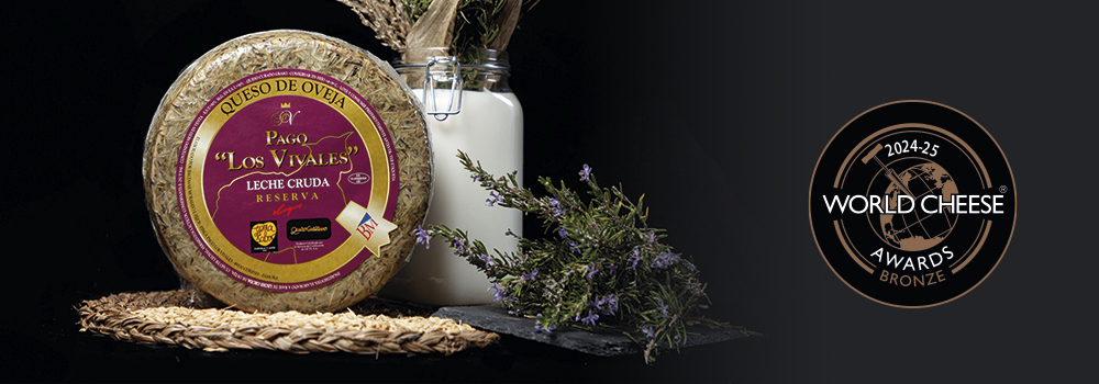 Medalla de plata en los World Cheese Awards 2024-25 para el El Queso de Oveja de leche cruda Reserva Etiqueta Burdeos de Pago «Los Vivales» al romero
